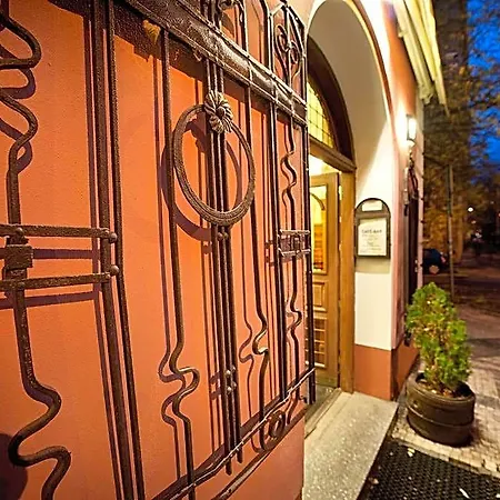 Aron Hotel 3*